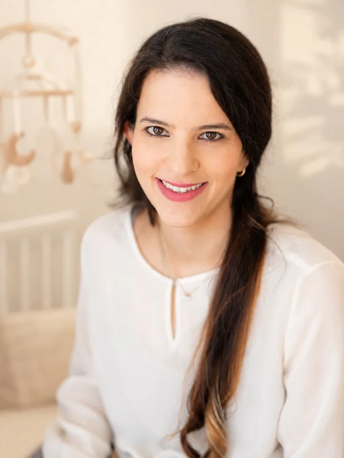 רחלי שפטלוביץ מחייכת, אחות מוסמכת ויועצת שינה מוסמכת משרד הבריאות